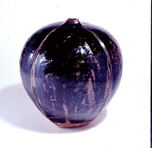 Seed Form. Jar 1977. Stoneware, tenmoku glaze, slab built. H 50 cm. Private collection. Photo: The Norwegian Association for Arts and Crafts (NK)