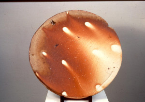 Plate 1986. Borgestad alumina rich stoneware with granulated feldspathic stone inclusions, natural ash glaze, wadding marks from stacking, anagama fired. D 70 cm. Collection of Otta Junior College, Norway. Photo: Dannevig © Bomuldsfabriken Kunsthall