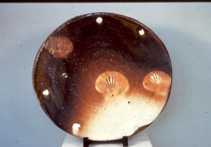 12 Plate, anagama, stablemerker kamskjell 1986. D 61 cm