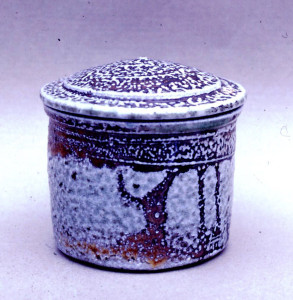 Covered Jar 1979. Stoneware, china clay slip, saltglaze. H 10 cm. Owner: Ingebjørg og Alf Kvasbø, Norway. Photo Harald Solberg
